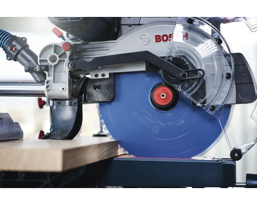 Afkort- en verstekzaag bij het zagen van een stuk hout. Bosch Logo.