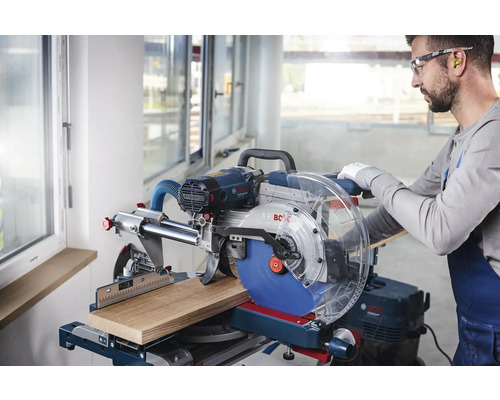 Verstekzaag in gebruik met werknemer