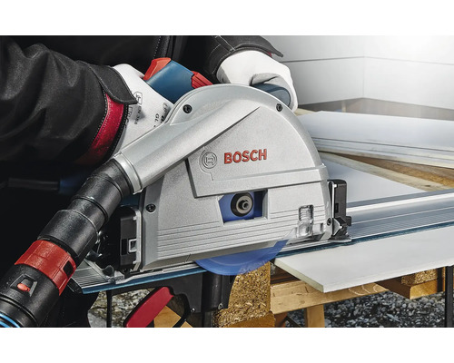 Bosch Logo op een invalzaag die een werkstuk doorsnijdt.