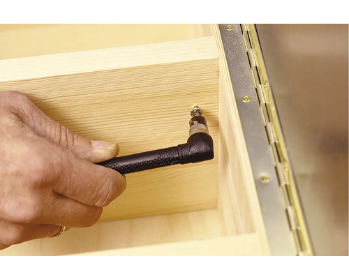 Hand schroeft schroef in hout met hoekstuk