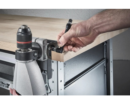 Wolfcraft Logo boormachinehouder met hand op werkbank