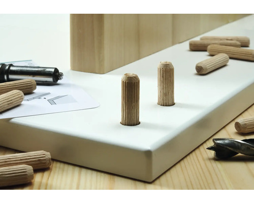 Houten deuvels in een werkstuk met gereedschap