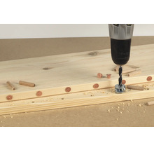 Houten planken worden verbonden met deuvels en een boormachine