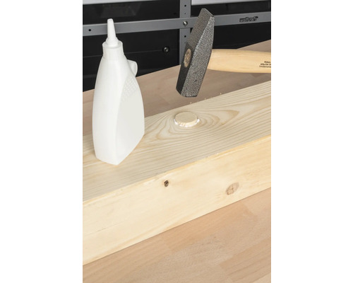 Opname van een houten werkstuk met hamer, houtlijm en houten deuvel