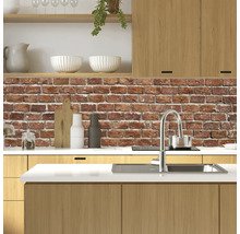 Keukenscène met spoelbak, kraan en keukenachterwand in baksteenlook