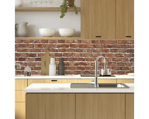 Keukenscène met spoelbak, kraan en keukenachterwand in baksteenlook