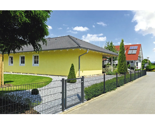 Buitenaanzicht van een woonhuis met dubbelstaafmathekwerk en tuinpoort.