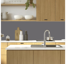 Moderne keuken met houten kasten, gootsteen en kookplaat