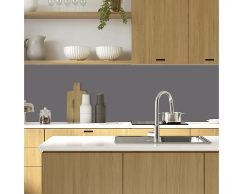 Moderne keuken met houten kasten, gootsteen en kookplaat