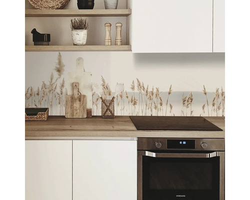 Keukenscène met modern keukeninterieur, inclusief rietmotief op de spatwand