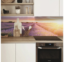 Keukenachterwand met lavendelveld-motief in een moderne keuken.