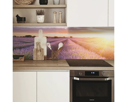 Keukenachterwand met lavendelveld-motief in een moderne keuken.
