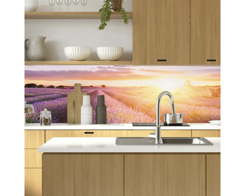 Keukenachterwand met lavendelveld-motief in moderne keuken