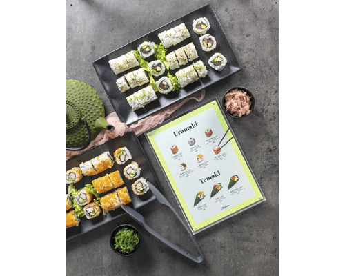Twee borden sushi, een theepot en een menu