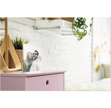 Decoratieve foto in acrylglas frame op een kast