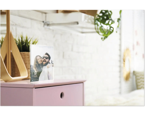 Decoratieve foto in acrylglas frame op een kast