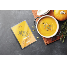 Decoratieve menukaart naast pompoensoep