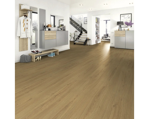 Lichte ruimte met laminaatvloer in houtlook, garderobe en trap