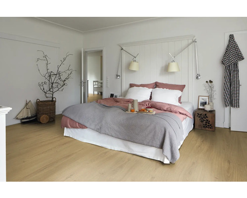 Lichte slaapkamer met bed, nachtkastje en houten vloer