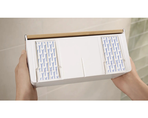 Opbergdoos van kunststof met bamboe deksel, in de hand gehouden