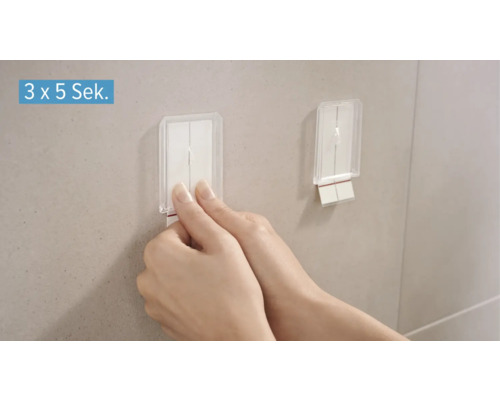 Een plakstrip aan de muur bevestigen