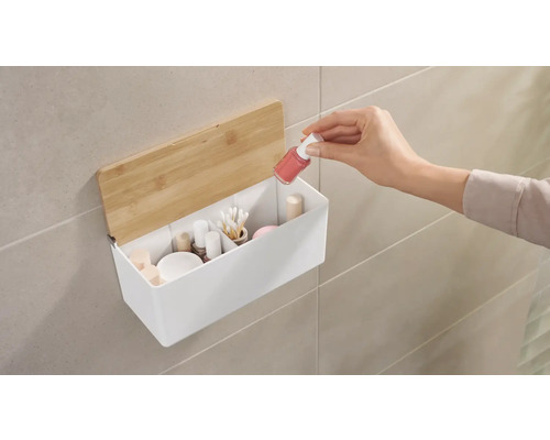 Badkameropberger met houten deksel en hand die nagellak toevoegt