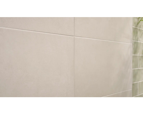 Detailopname van lichte wandtegels met horizontale structuur voor binnenshuis