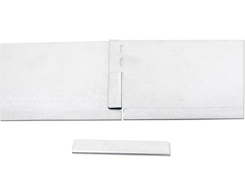 Detailopname van een metalen rail met verbindingsstuk