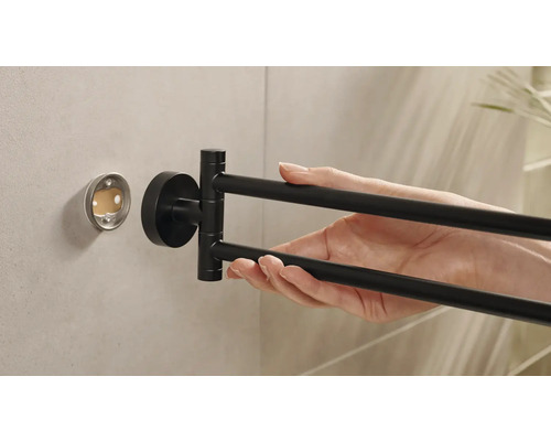 Wandgemonteerde, draaibare handdoekhouder met twee armen voor badkamerinrichting.