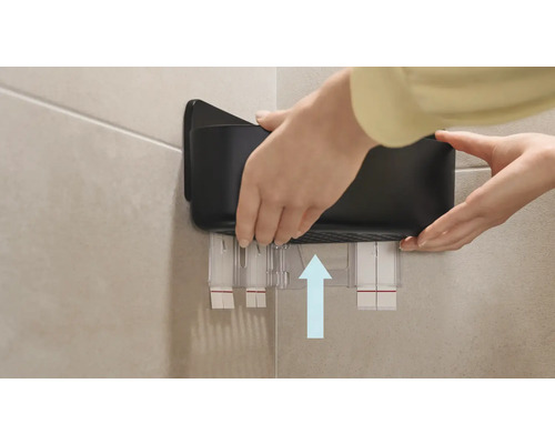 Persoon monteert badkamer opbergdoos aan de muur