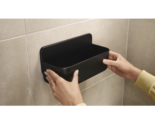 Bevestiging van een zwarte doucheplank aan de wand