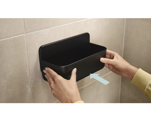 Wandrek voor badkameropslag wordt aan de muur bevestigd