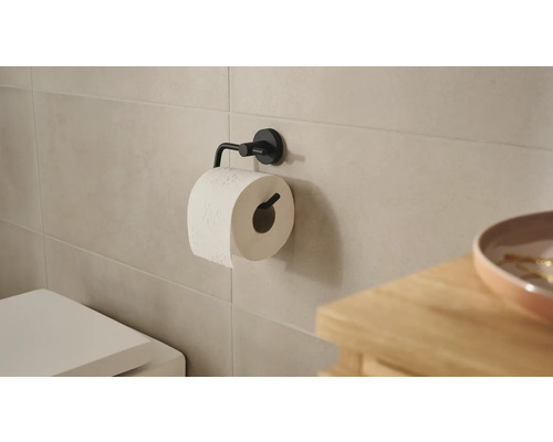 Toiletpapierhouder met toiletpapierrol aan de muur