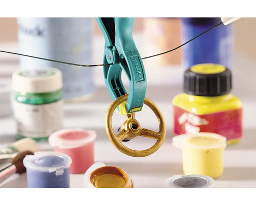 Werkstuk in klem met verfpotten