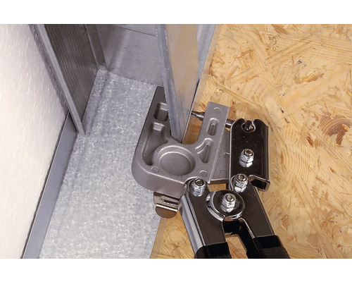 Falstang bij het bewerken van een metalen profiel op een houten oppervlak.