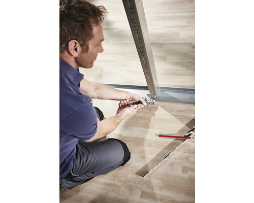 Man bevestigt metalen profiel met een tang in een droogbouwconstructie