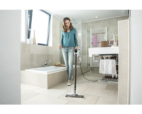 Vrouw reinigt badkamervloer met een stoomreiniger