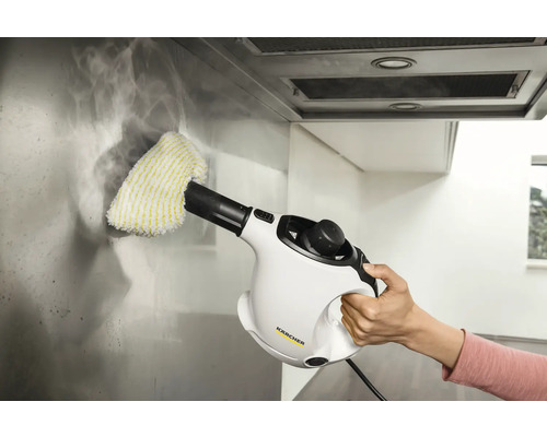 Stoomreiniger in gebruik voor het reinigen van een afzuigkap met Kärcher logo