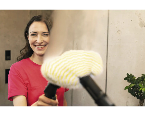 Een vrouw gebruikt een stoomreiniger om schoon te maken.