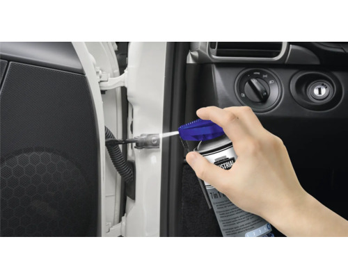 Een persoon spuit multifunctionele olie op het deurscharnier van een auto.