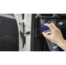 Toepassing van multifunctionele spray voor auto-onderhoud