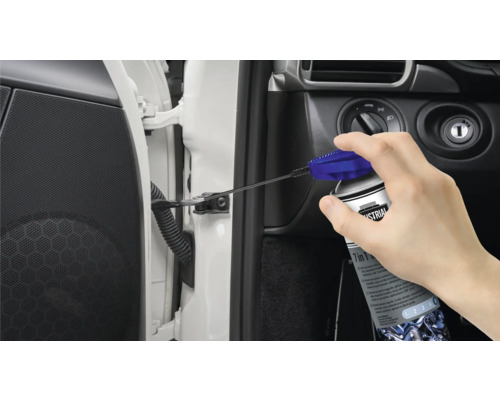 Toepassing van multifunctionele spray voor auto-onderhoud