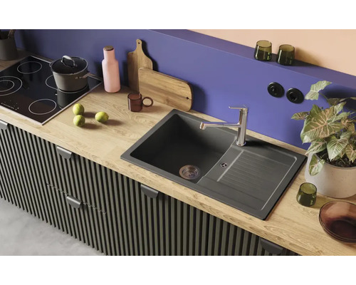 Keukenspoelbak met afdruiprek in een modern vormgegeven keuken