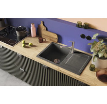 Moderne keuken met spoelbak, kookplaat en houten werkblad