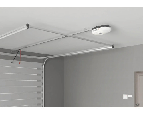 Garagedeuropener met railsysteem aan het garageplafond gemonteerd