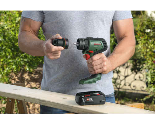 Opzetstuk wordt bevestigd aan accuschroevendraaier, Bosch Logo