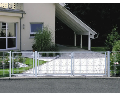 Metalen toegangspoort voor woonhuis met carport