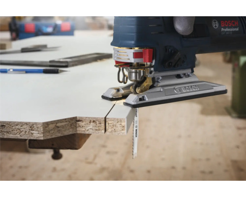 Bosch decoupeerzaag bij het zagen van een houten werkstuk. Bosch logo.