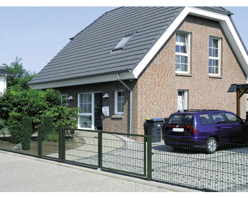 Huis met tuinhek en personenauto op het terrein