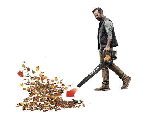 Een man gebruikt een bladblazer op accu om bladeren te verwijderen